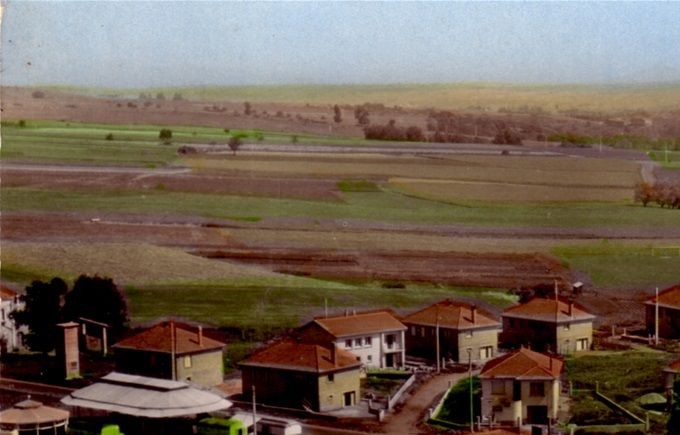 Charbonnier les mines . Ecole et sur la droite dans le prolongement cité minière.