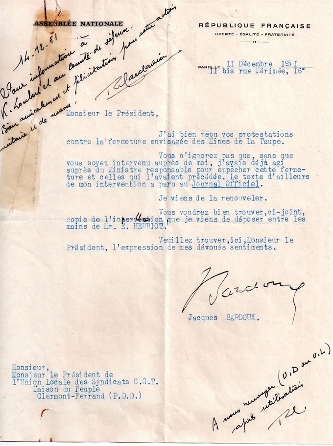 Courrier fermeture de La Taupe. Jacques Bardoux est un homme politique français et un écrivain, né le 25 mai 1874 à Versailles et décédé le 15 août 1959 à Saint-Saturnin (Puy-de-Dôme Élu sénateur radical indépendant du Puy-de-Dôme en 1938, il vote en faveur de la remise des pouvoirs au maréchal Pétain le 10 juillet 1940, ce qui lui vaudra d'être déclaré inéligible à la Libération