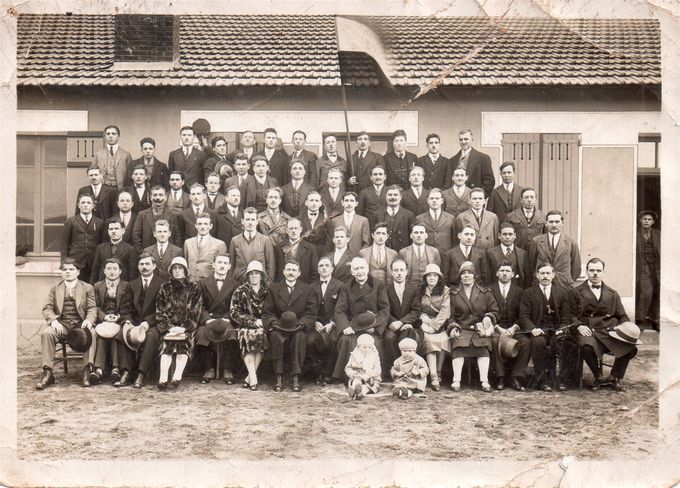 La première grande vague d'imigrés vers les mines en Auvergne a été les ressortissants Polonais entre les deux dernière guerre mondial .Ici on peu apercevoir les Polonais prit en photo à la Combelle devant le prelongement du café Messis appelé plus courament 