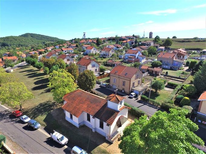Citée des mines à La Combelle avec en premier plan La Chapelle des mineurs